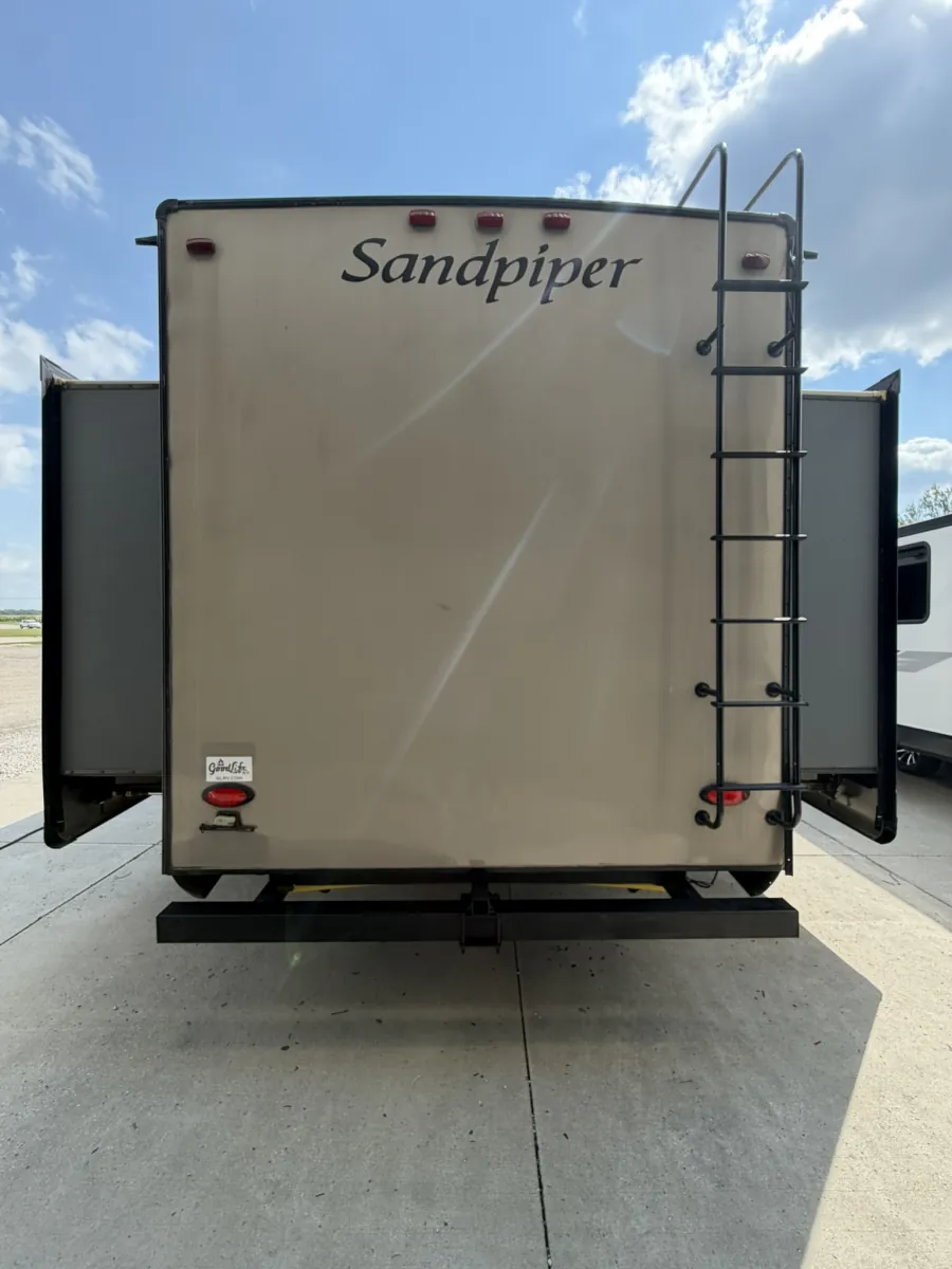 2016 Forest River Sandpiper 365SAQ — Photo 7