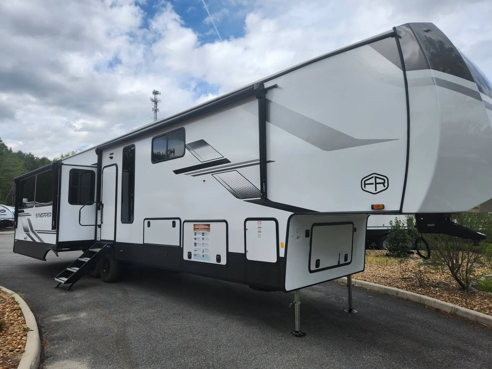 2027 Palomino Rv 3300FLBS 3300FLBS - Photo 3