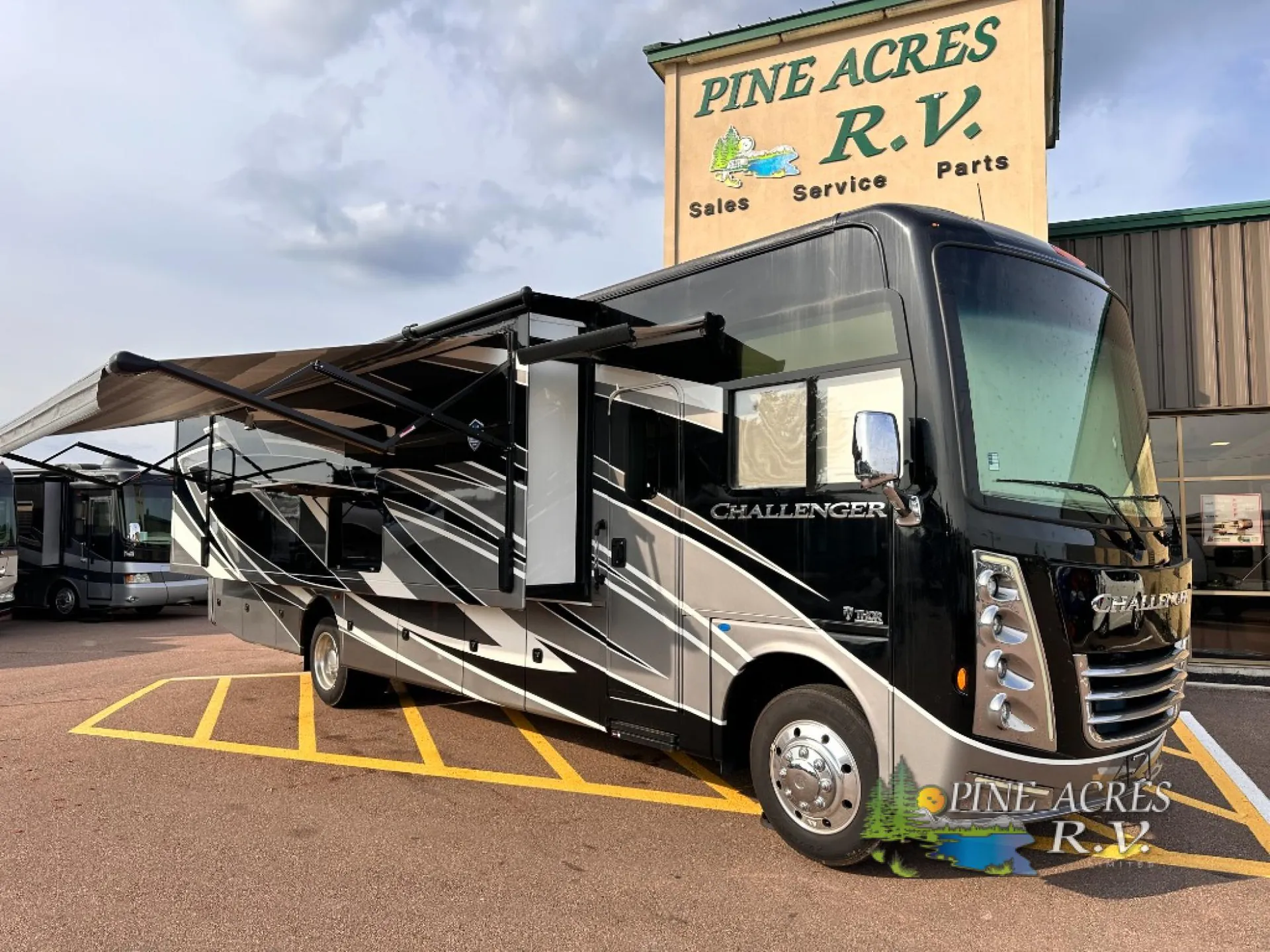 2022 Thor Motor Coach Challenger 35MQ dealer photo 1 from Pine Acres RV