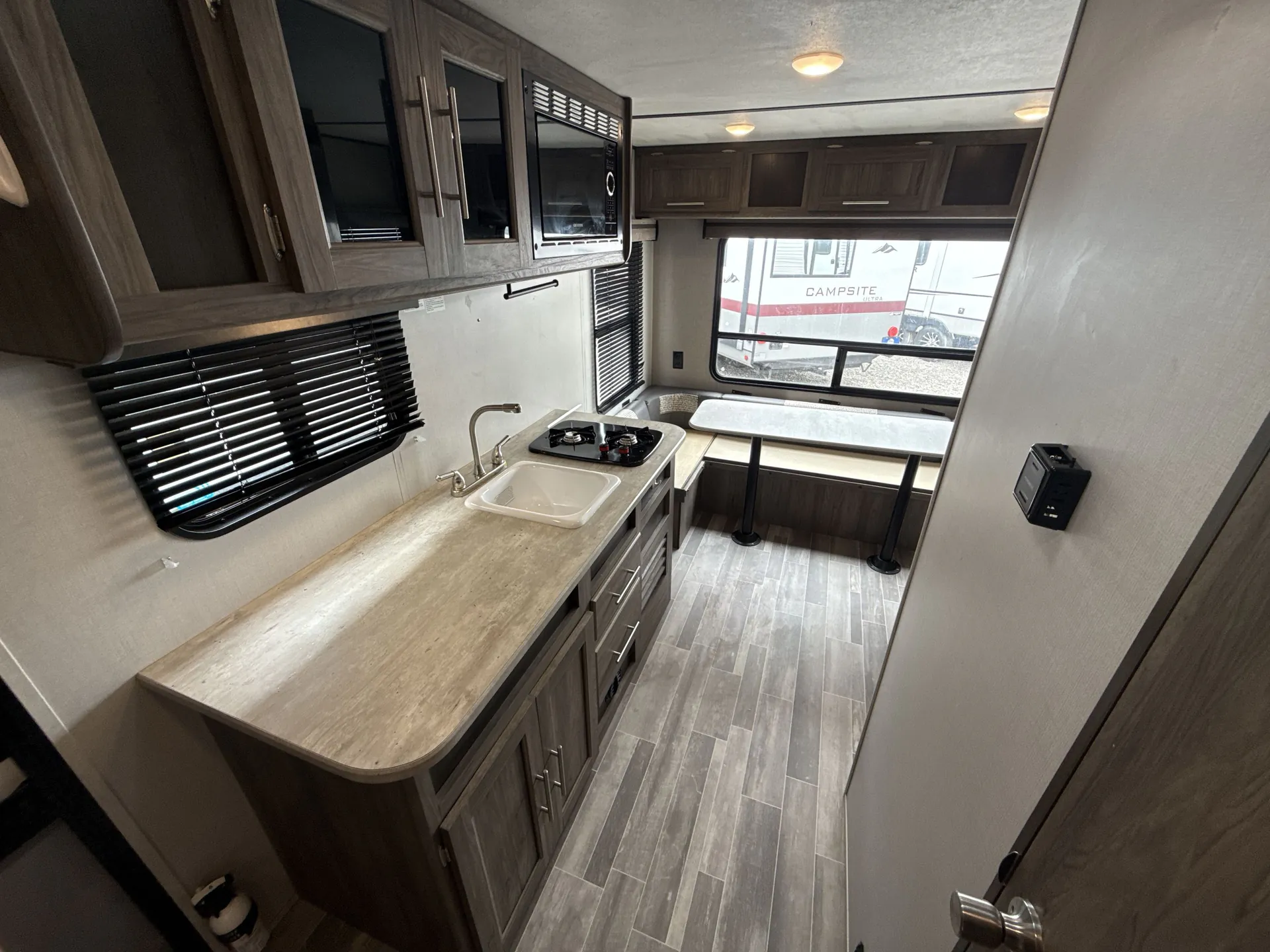 2021 CrossRoads Zinger Lite 18RD — living area main