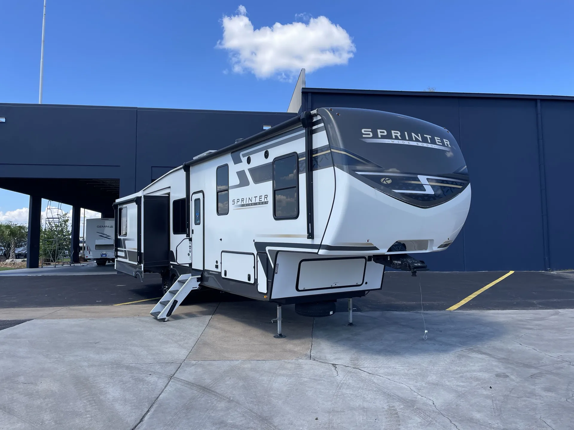 2025 Keystone Sprinter 3520RDS - Photo 2