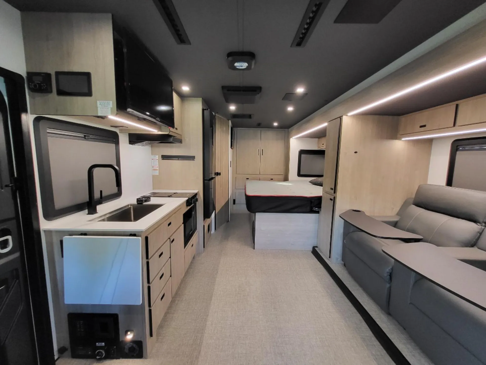 2025 Grand Design Lineage 25FW - Photo 3