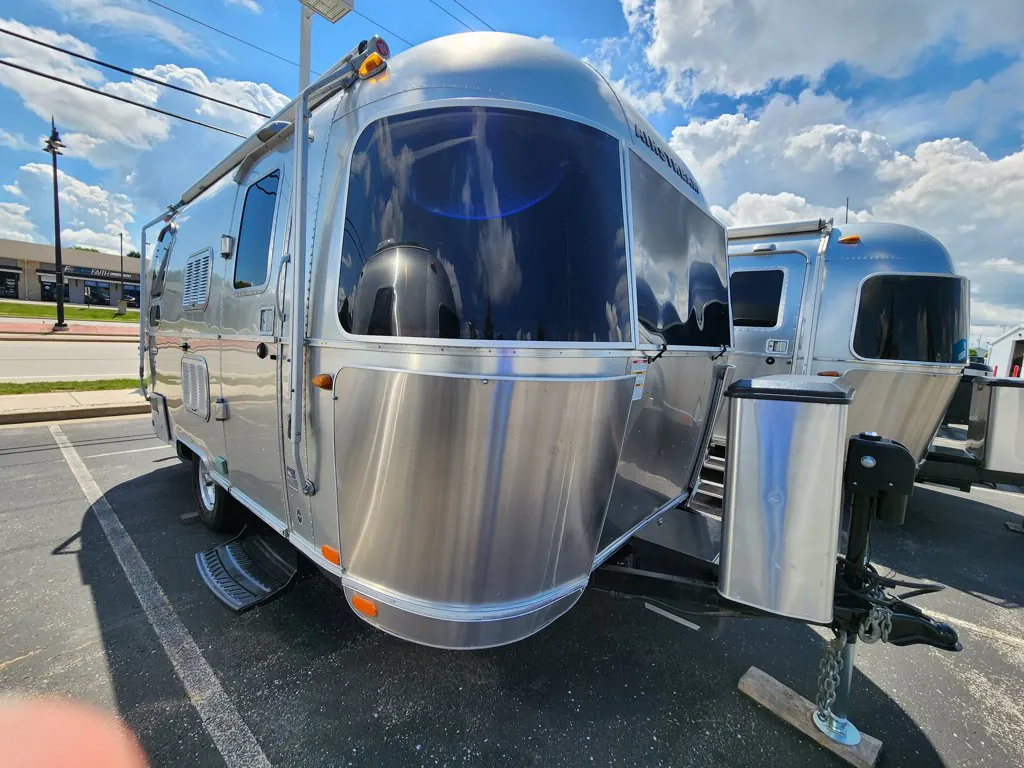 2016 Airstream International 19 - Photo 2