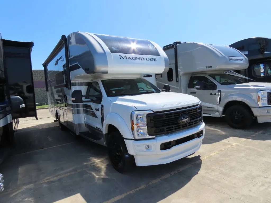 2026 Thor Motor Coach Magnitude Grand S29 - Photo 2