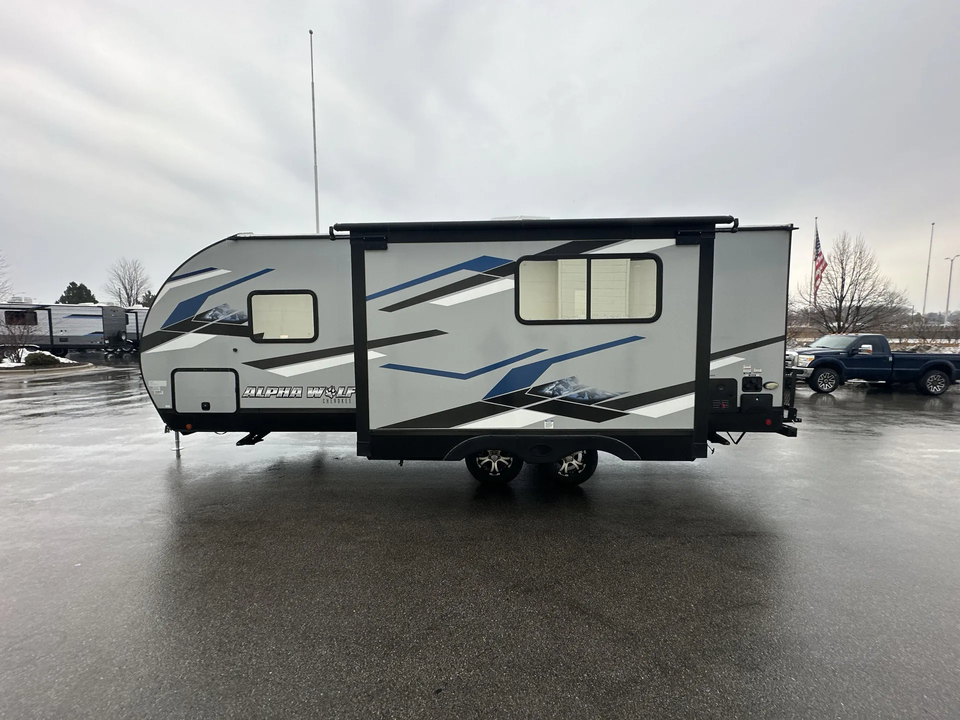 2023 Forest River Cherokee Alpha Wolf 22SW-L — campside