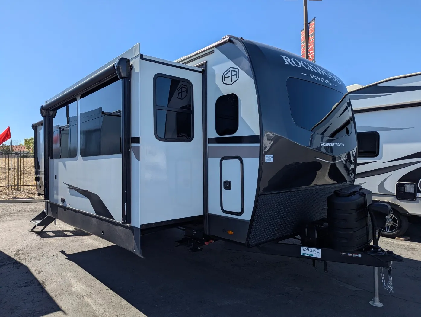 2026 Forest River Rockwood Signature 8339FK - Photo 2