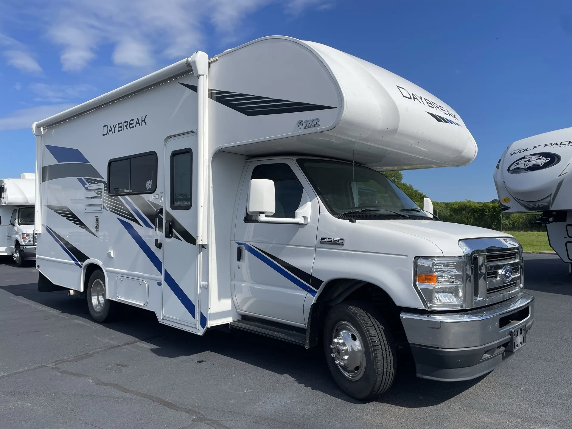 2021 Thor Motor Coach Daybreak 22DB - Photo 2