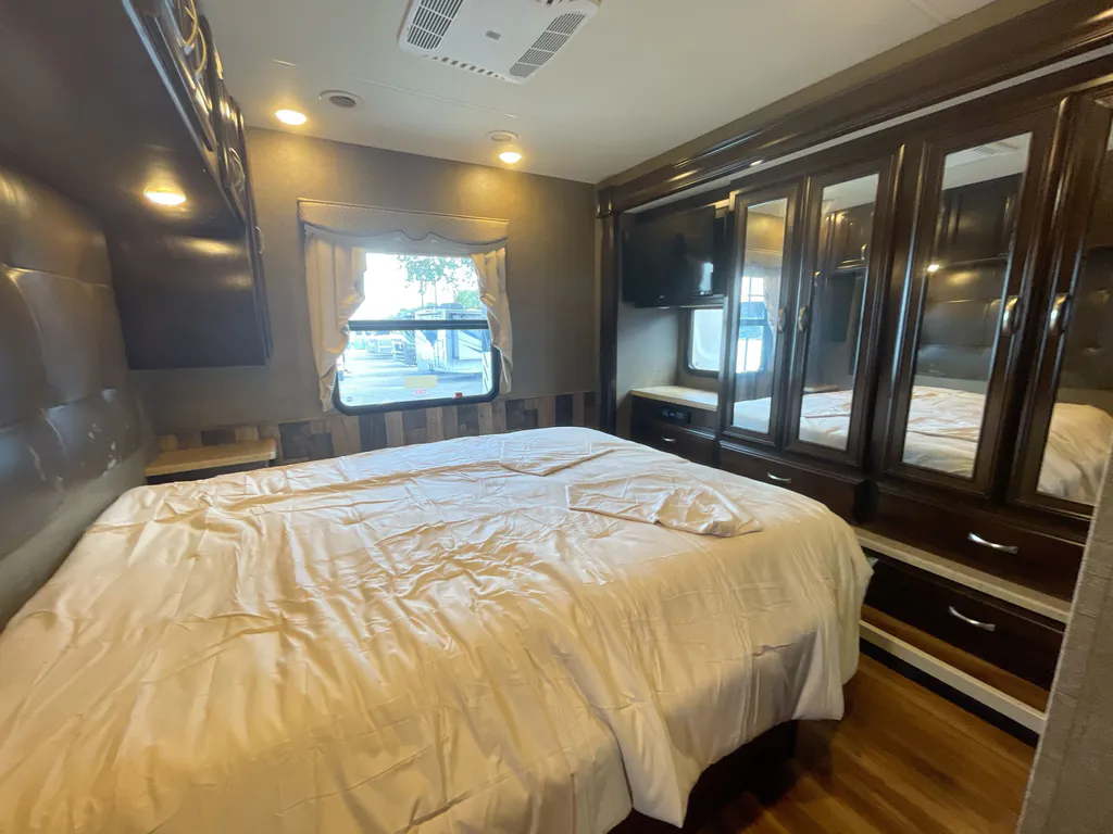 2017 Thor Motor Coach Challenger 37YT, Photos photo 14