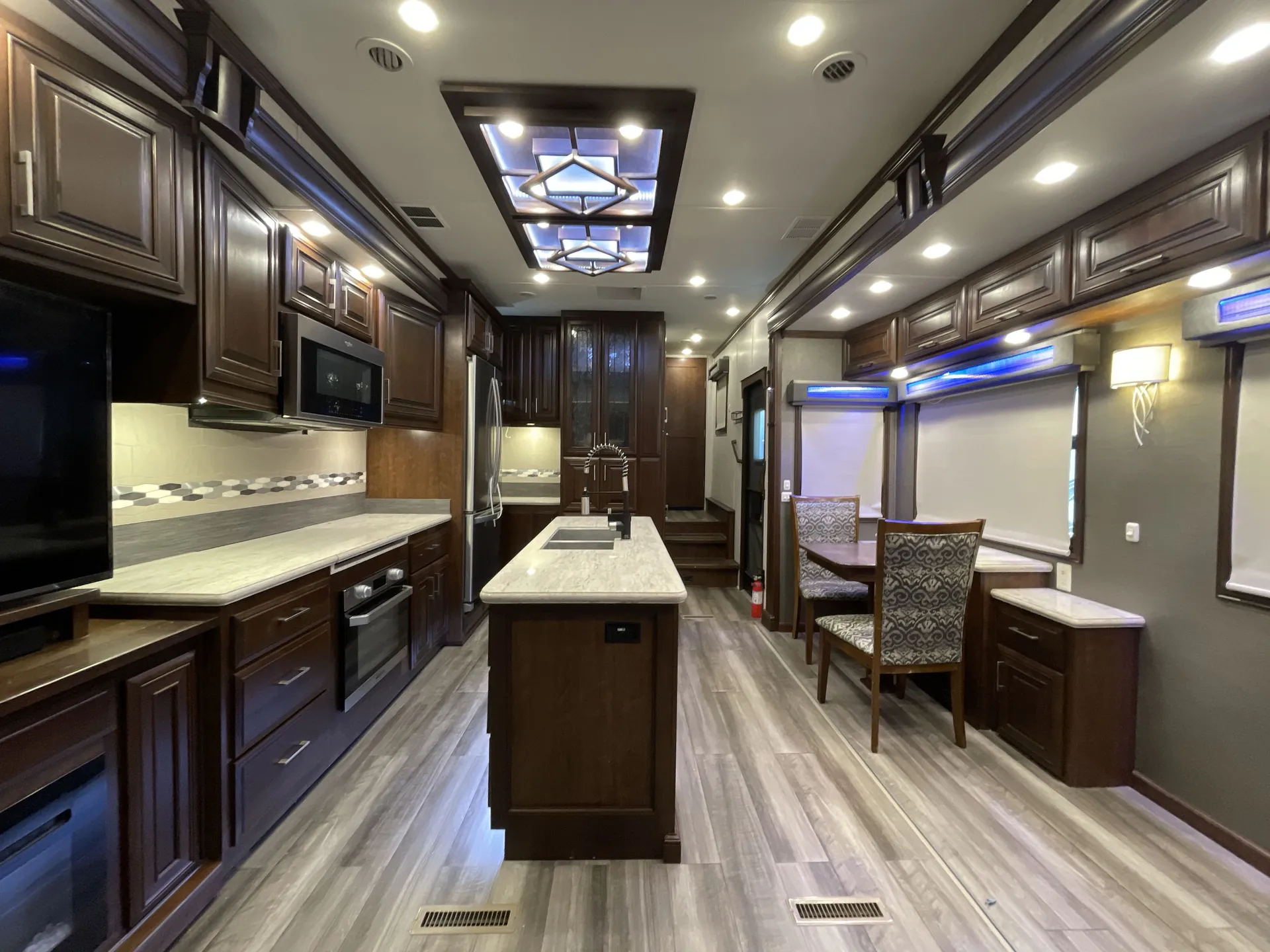 2020 DRV Full House JX450 — living area main