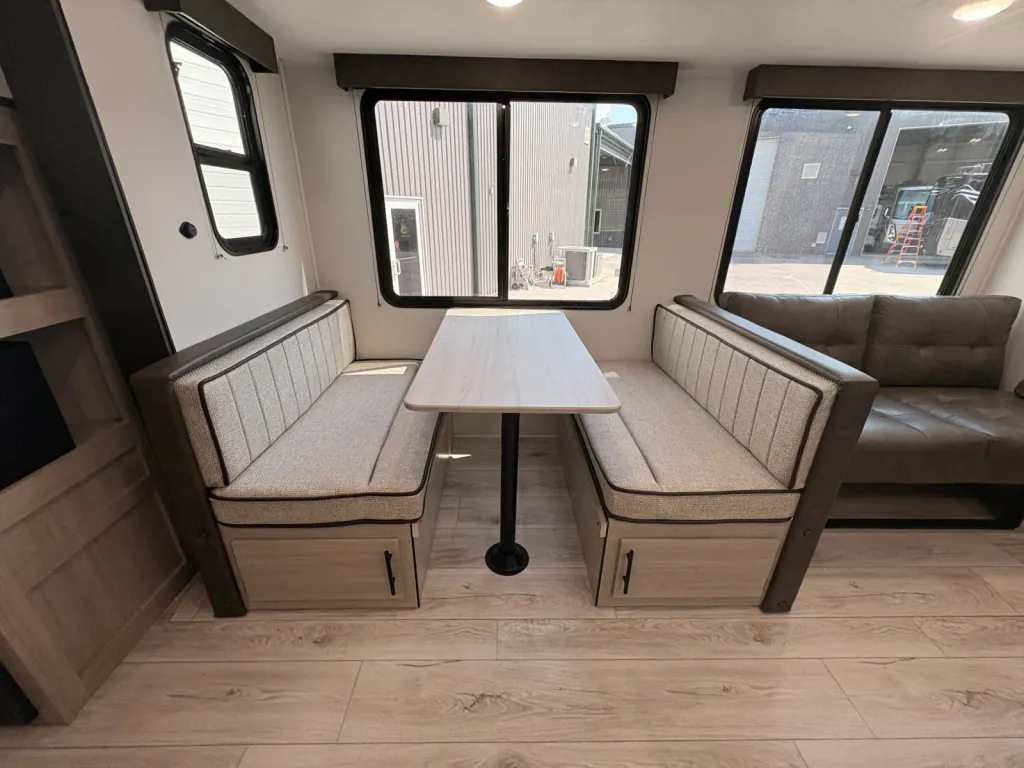 2027 East to West Della Terra 280BH, Photos photo 11