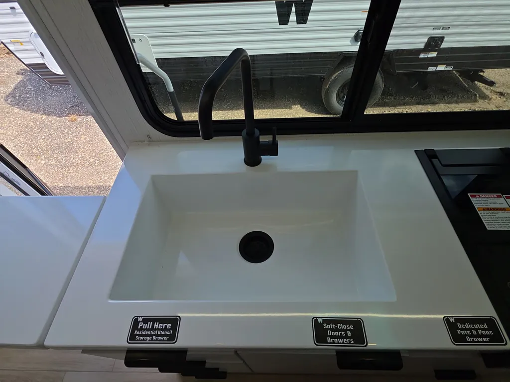 2027 Winnebago Micro Minnie 2108DS, Photos photo 10
