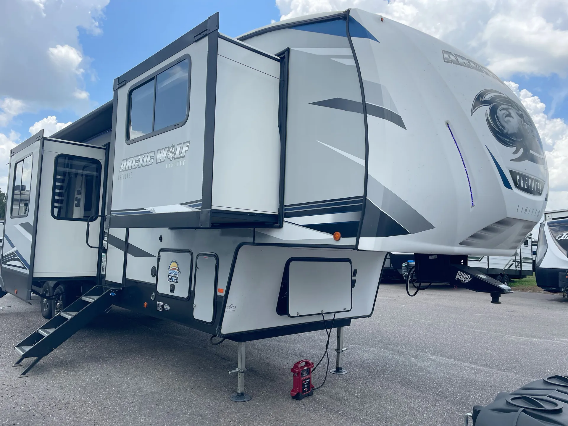 2022 Forest River Cherokee Arctic Wolf 3990 SUITE - Photo 2