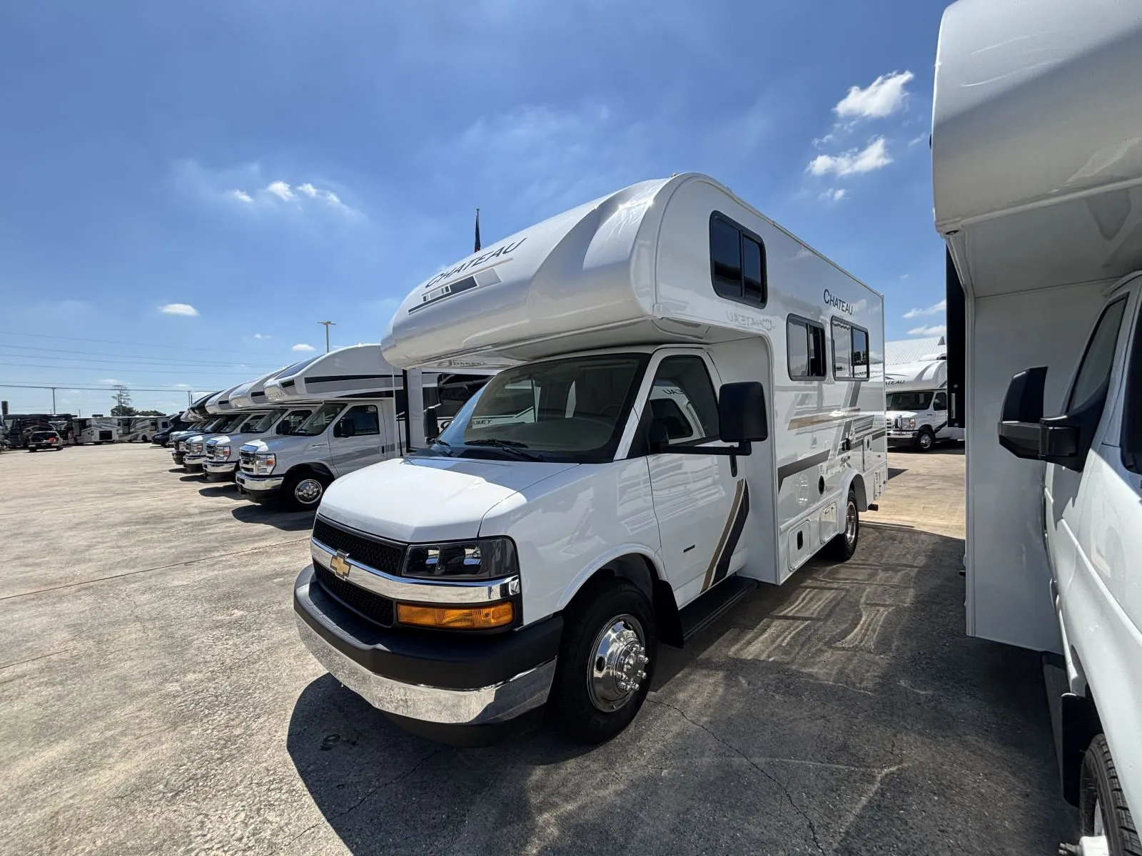 2027 Thor Motor Coach Chateau 19X - Photo 2