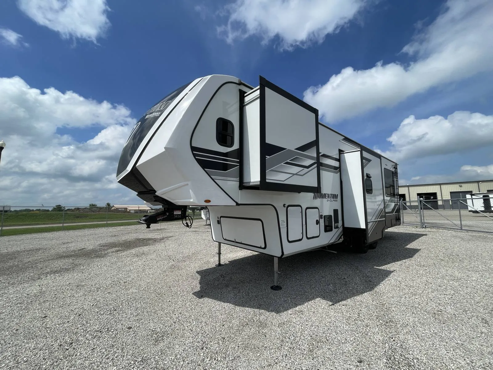 2025 Grand Design Momentum G-Class 320G - Photo 4