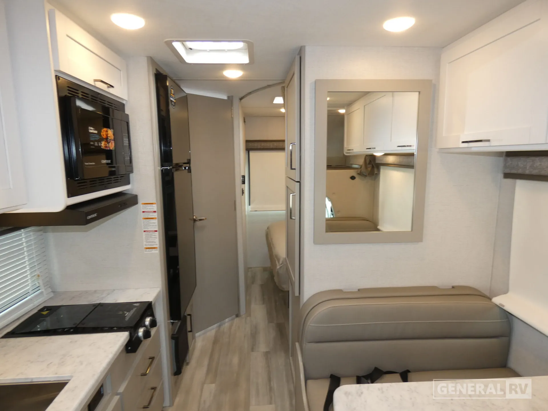 2026 Thor Motor Coach Pasadena SE SZ22 Chevy - Photo 3