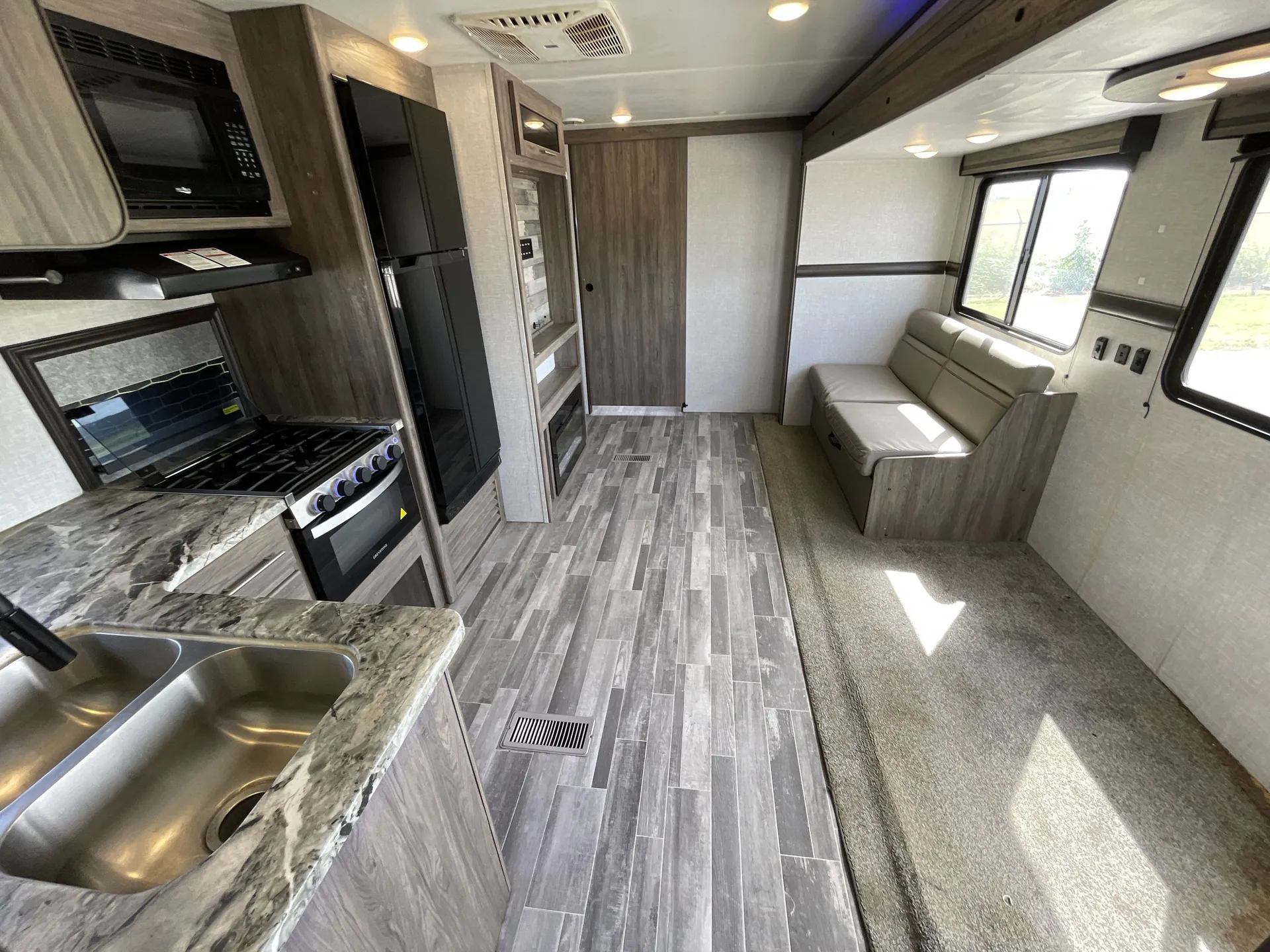 2023 crossroads Zinger 280RB — living area main