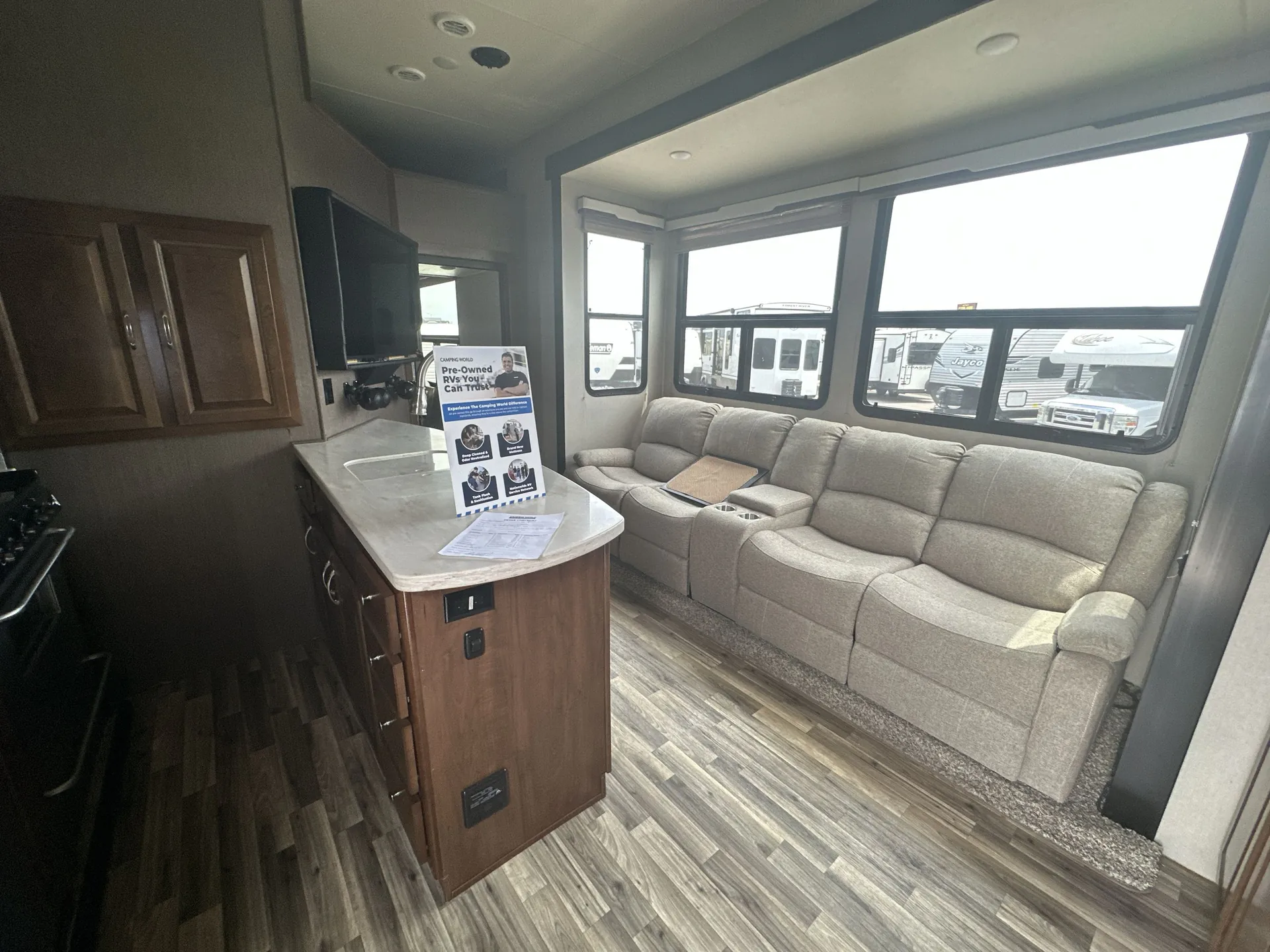 2017 Luxe Elite 42RL — living area main