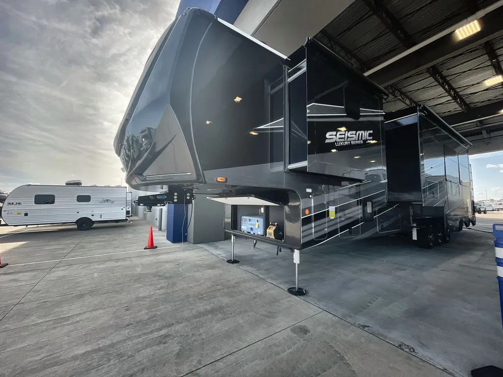 2025 Jayco Seismic Luxury Series 4113, Photos photo 4