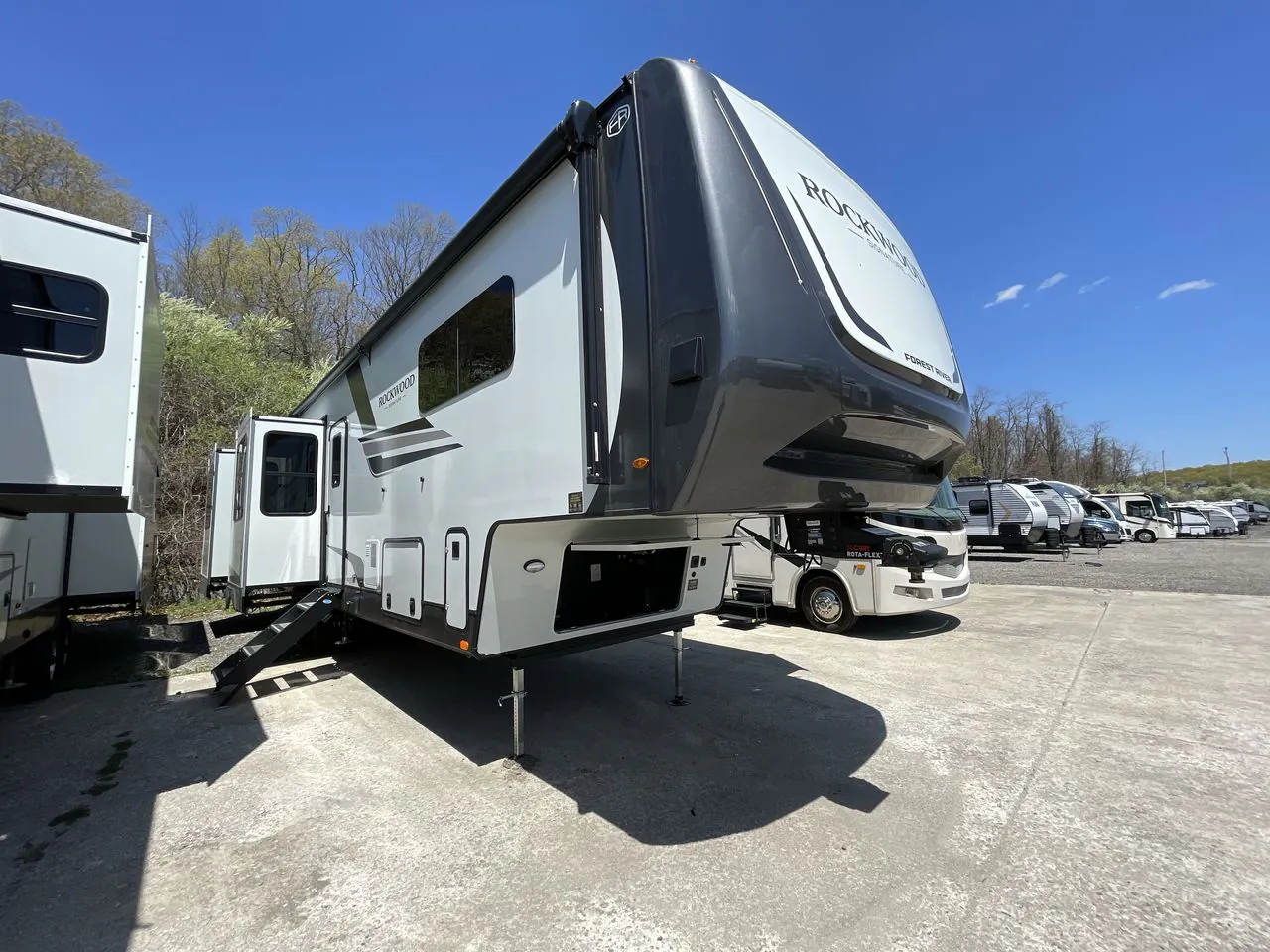 2026 Forest River Rockwood Signature 404SRK - Photo 2