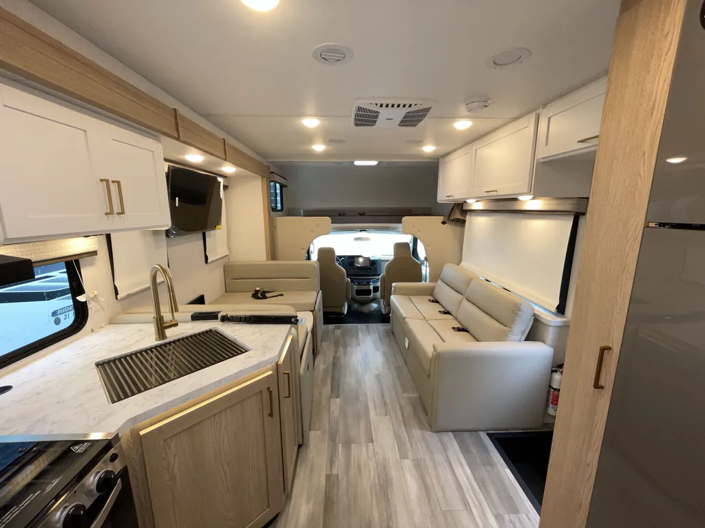 2027 Thor Motor Coach Freedom Elite 31FE, Photos photo 2