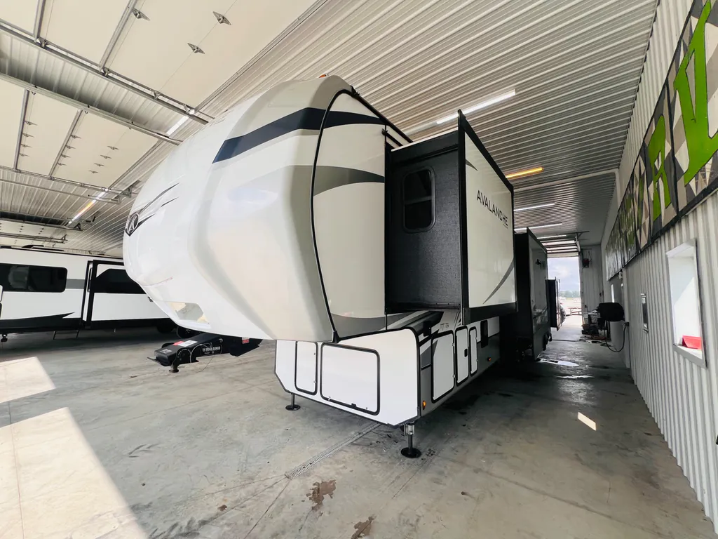 2023 Keystone Avalanche 390DS, Photos photo 3
