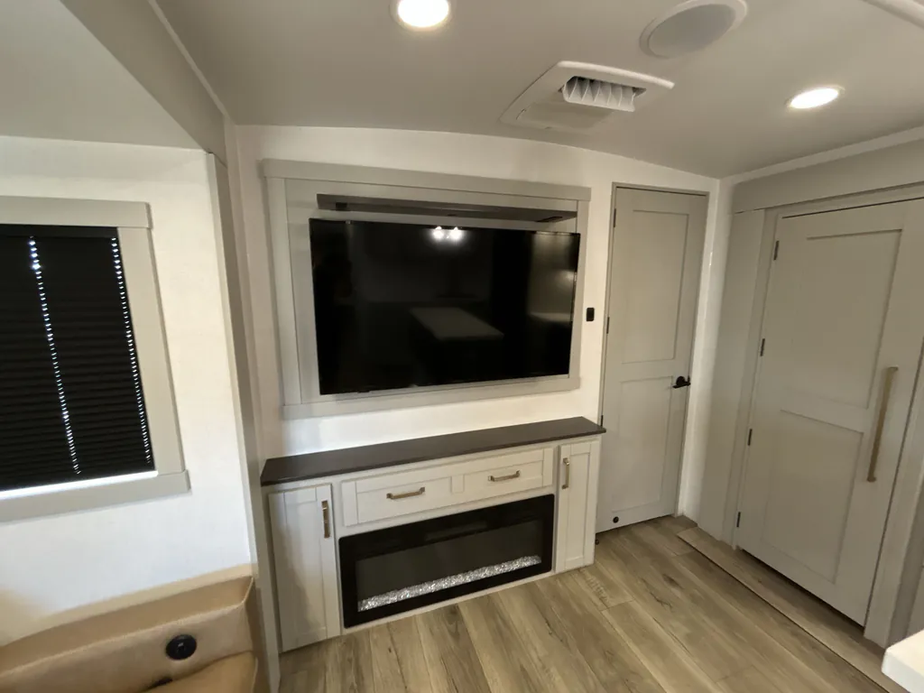 2025 Brinkley Model Z AIR 295, Photos photo 12