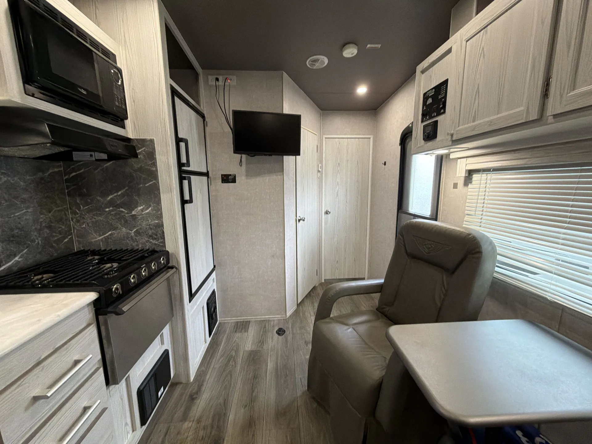 2022 Eclipse Iconic 2114 SFG-LE — living area main