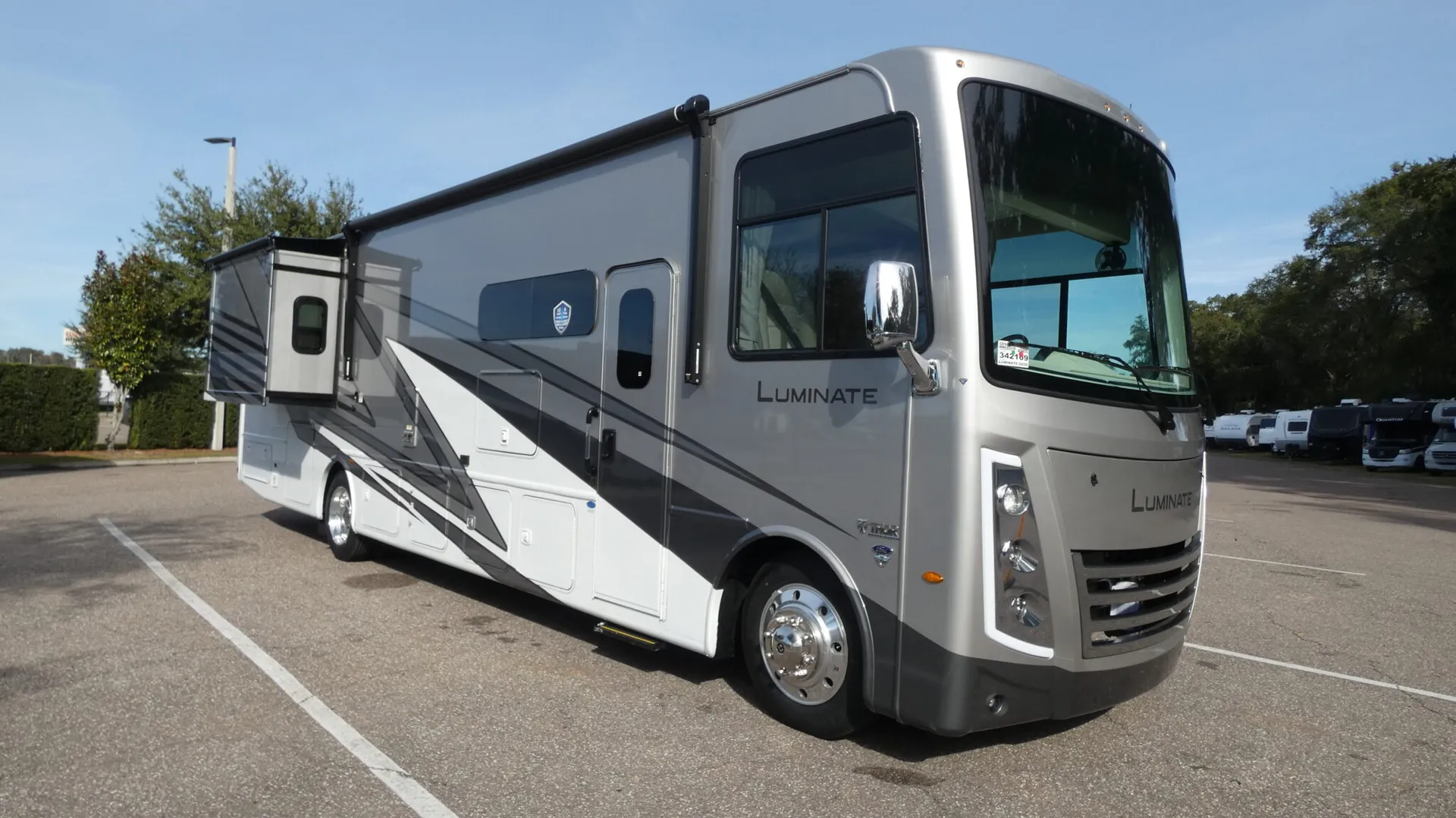 2026 Thor Motor Coach Luminate GG35 - Photo 2