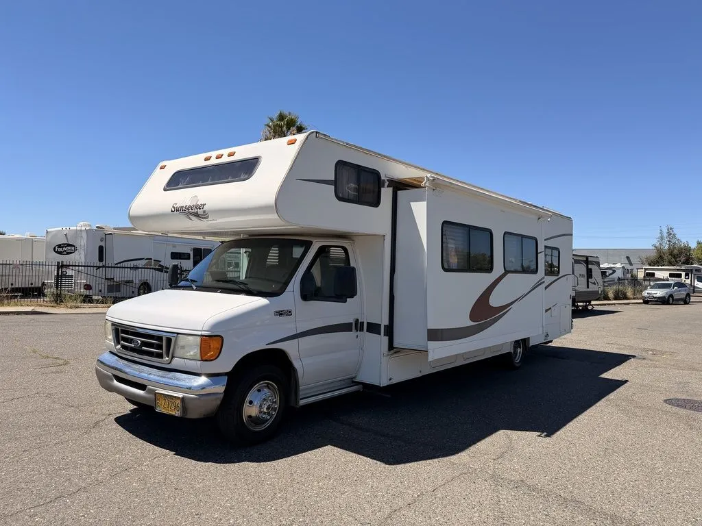 2004 FOREST RIVER SUNSEEKER 3100S - Main photo
