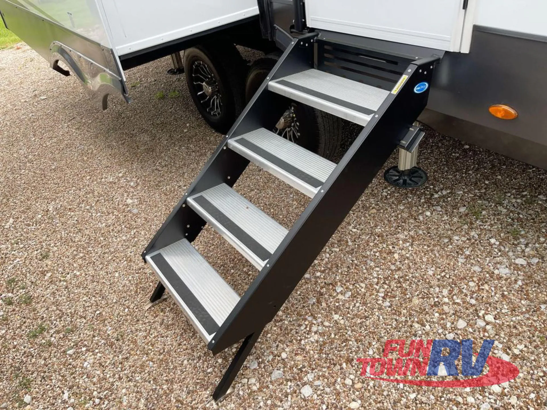 2025 Palomino Columbus 380RL dealer photo 5 from Fun Town RV