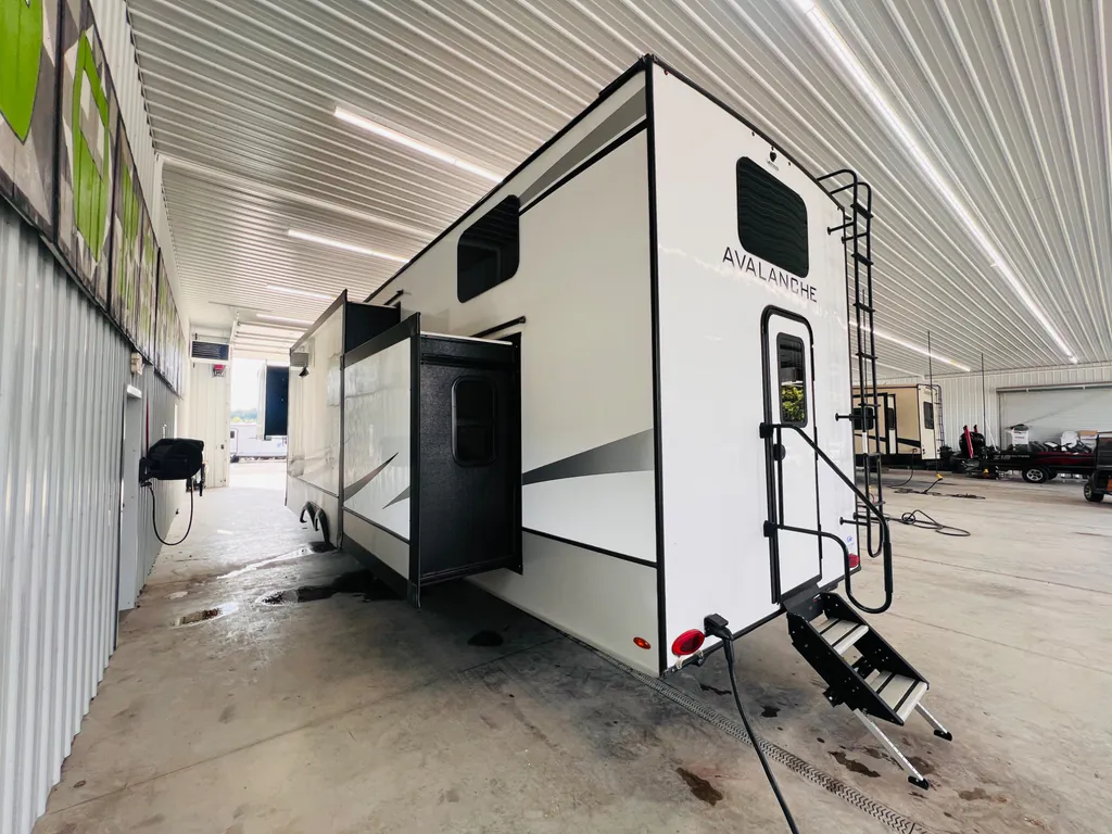 2023 Keystone Avalanche 390DS, Photos photo 4