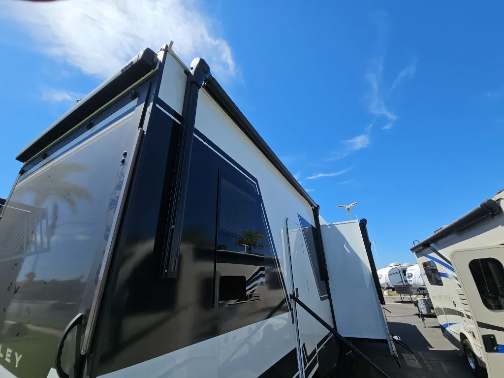 2026 Brinkley Model G 3950, Exterior photo 5