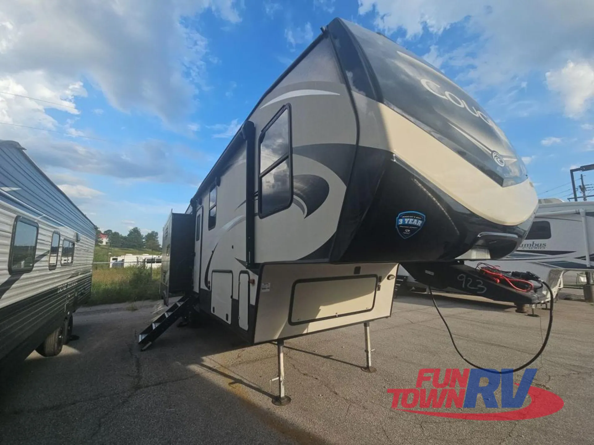 2019 Keystone Cougar 310RLS - Photo 2