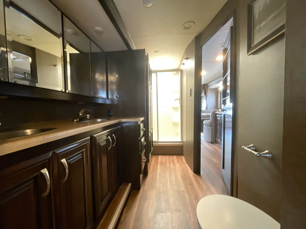 2017 Thor Motor Coach Challenger 37YT, Photos photo 17
