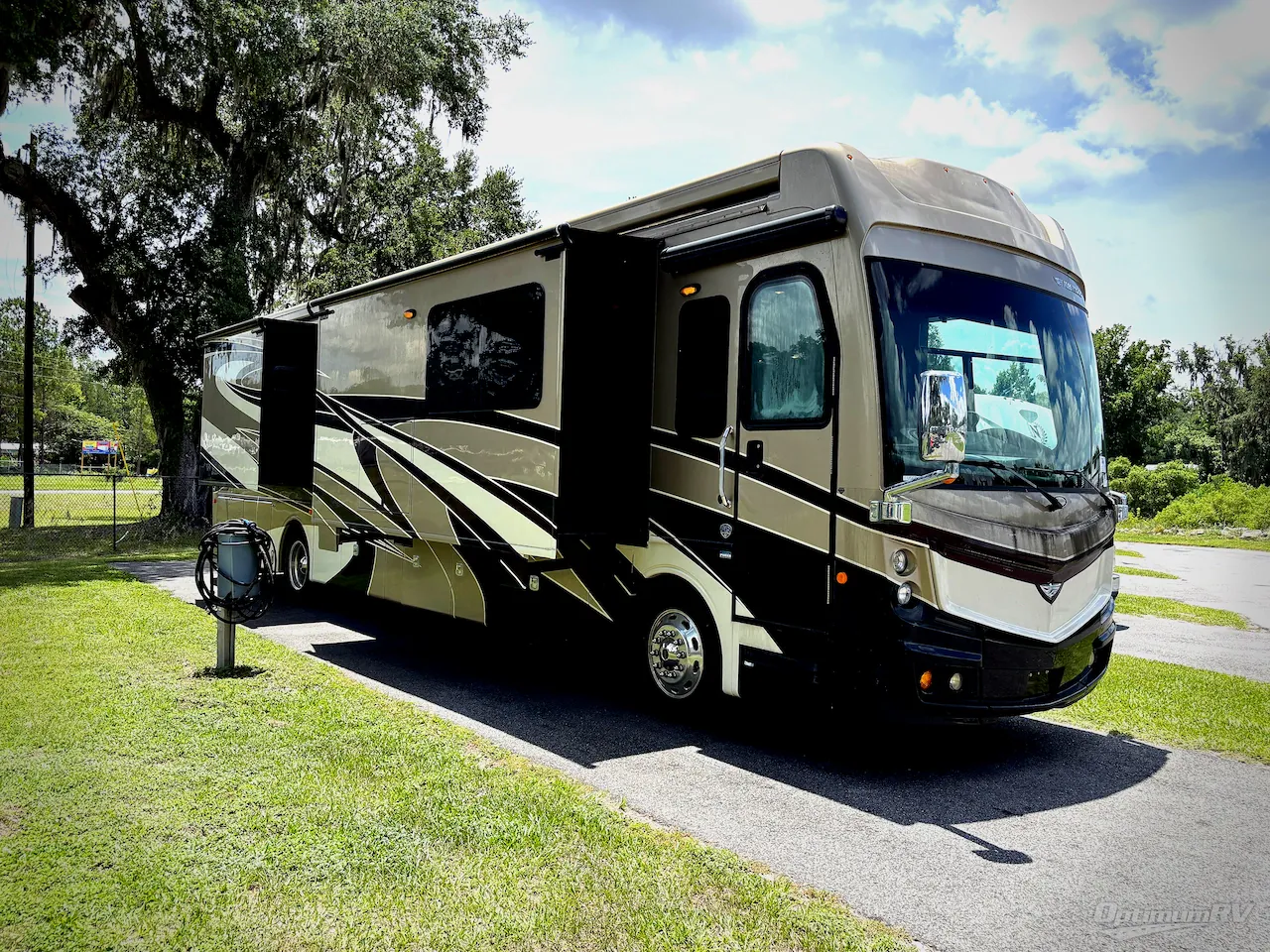 2018 Fleetwood Discovery LXE 40D - Photo 2
