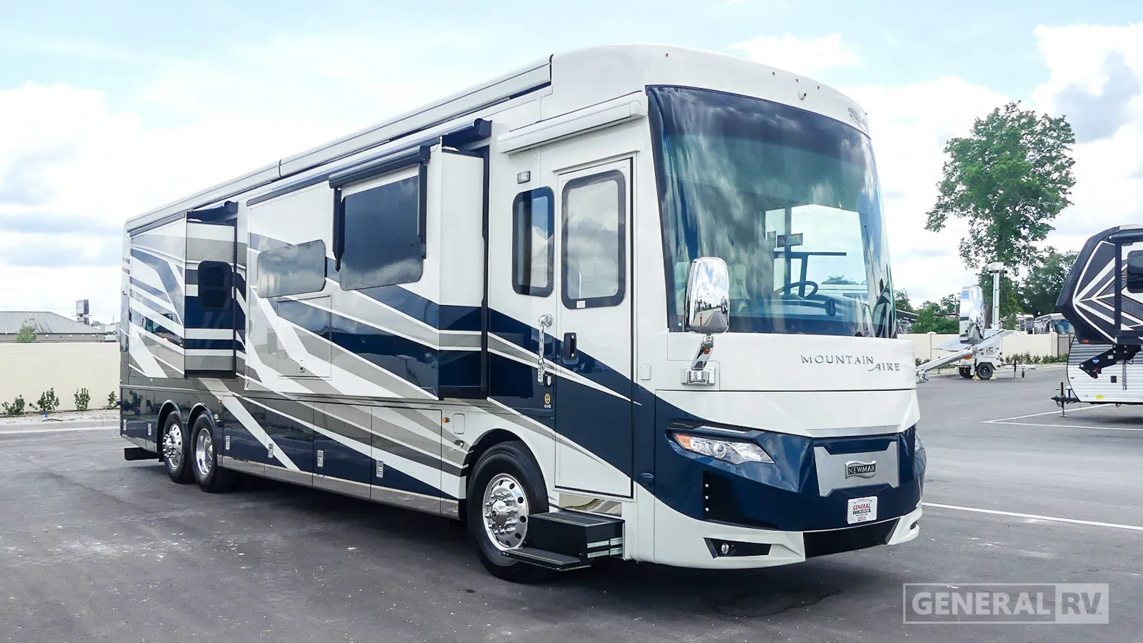 2026 Newmar Mountain Aire 4118 - Photo 2
