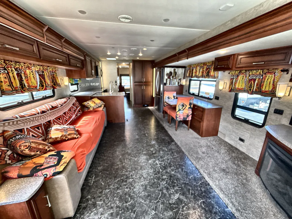 2016 Newmar Canyon Star 3914, Photos photo 2
