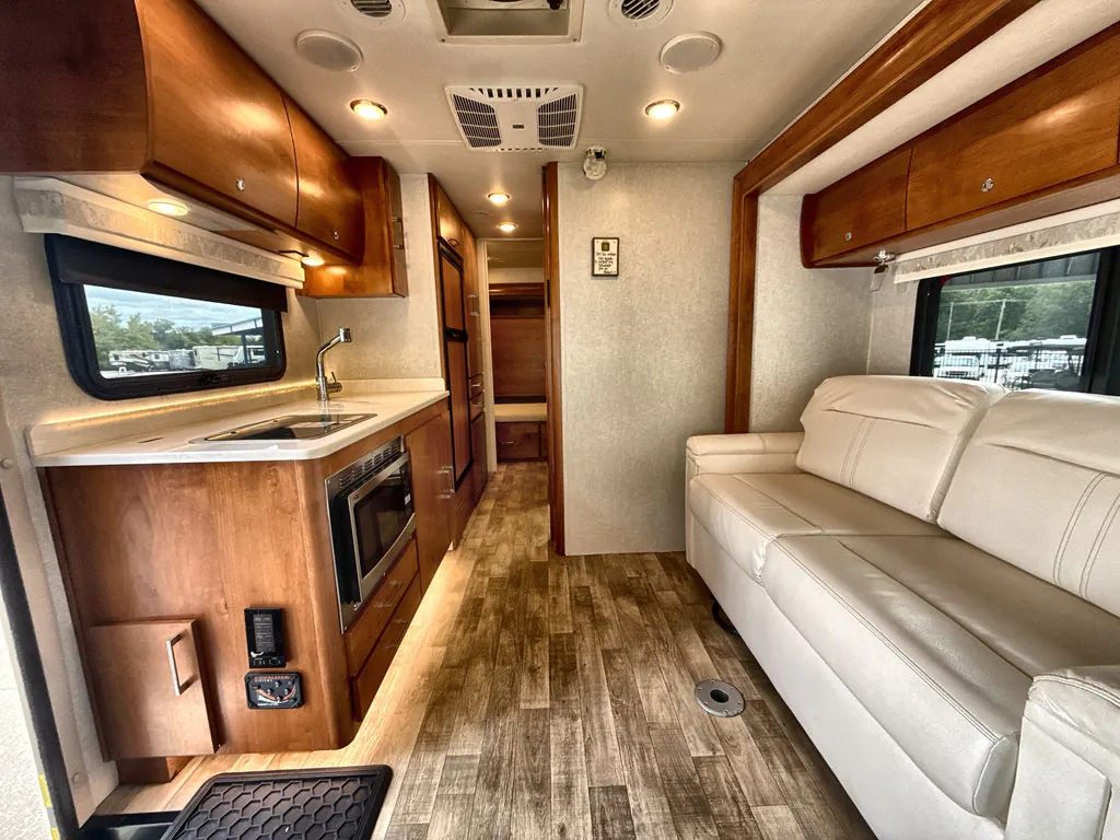2019 Tiffin Wayfarer 25 QW, Photos photo 2
