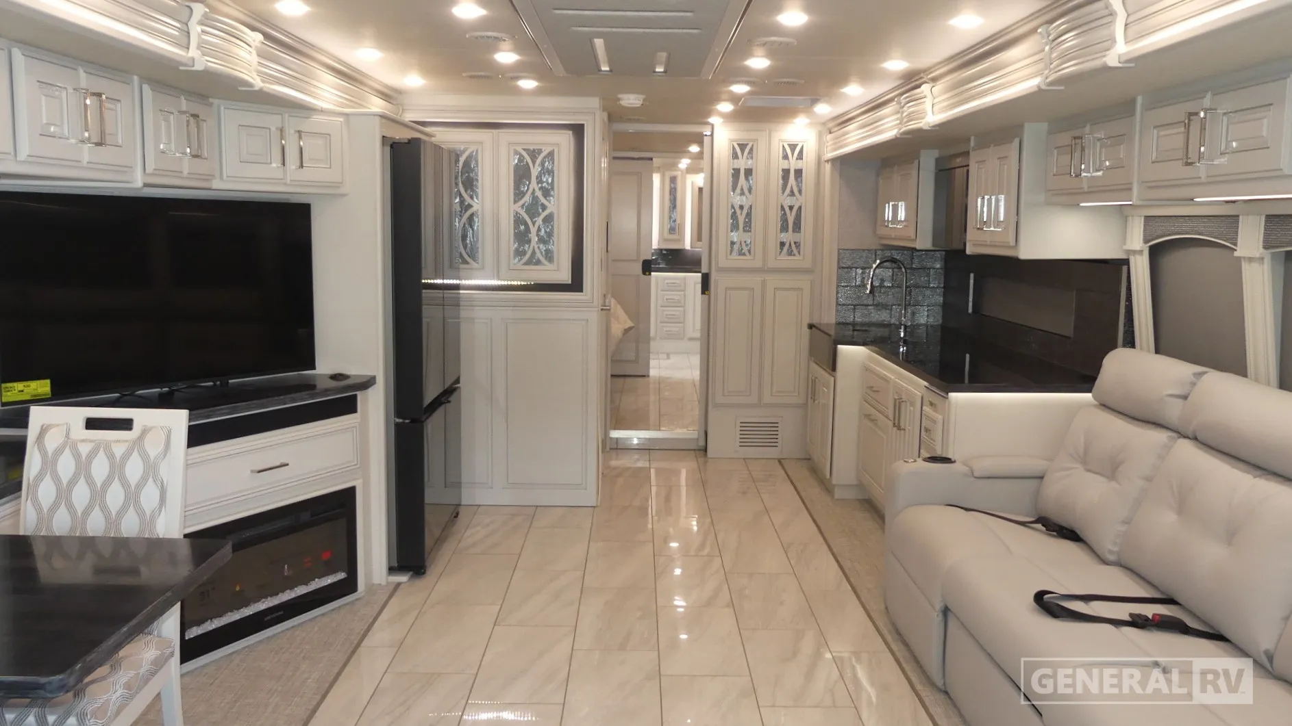 2026 Fleetwood Discovery LXE 44S - Photo 3
