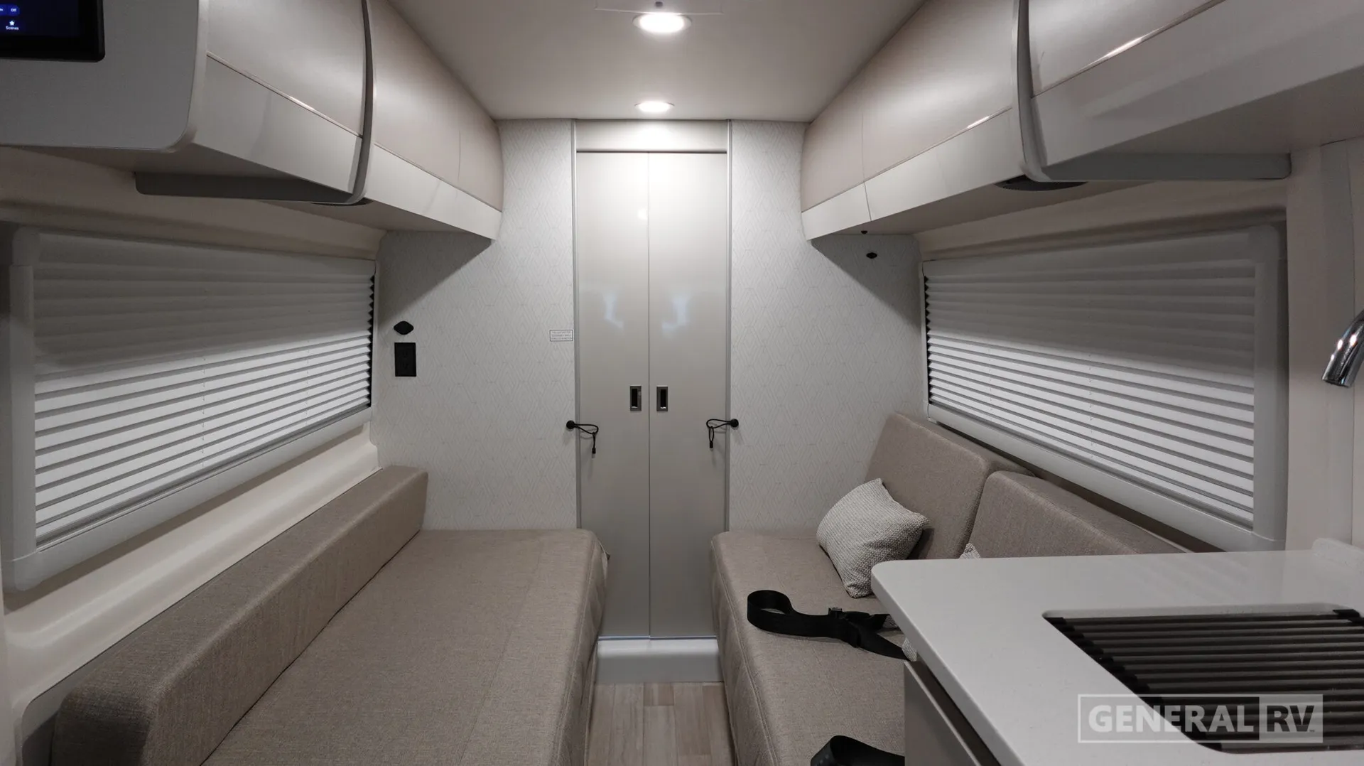 2027 Thor Motor Coach Twist 20L - Photo 3