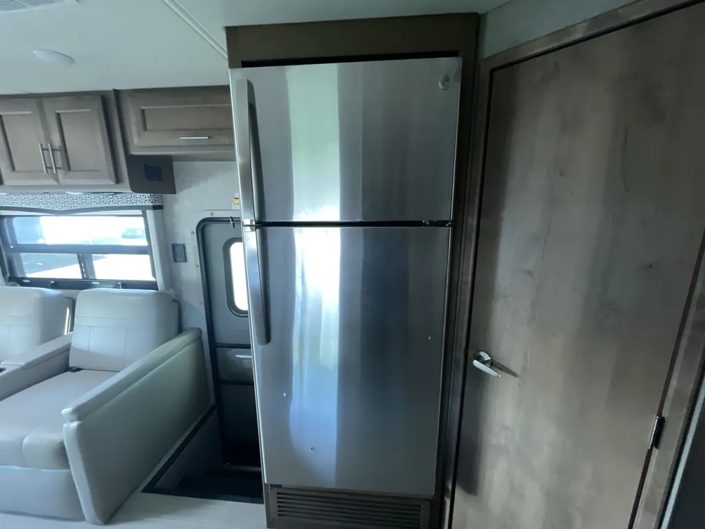 2022 Thor Motor Coach Magnitude RS36, Photos photo 8