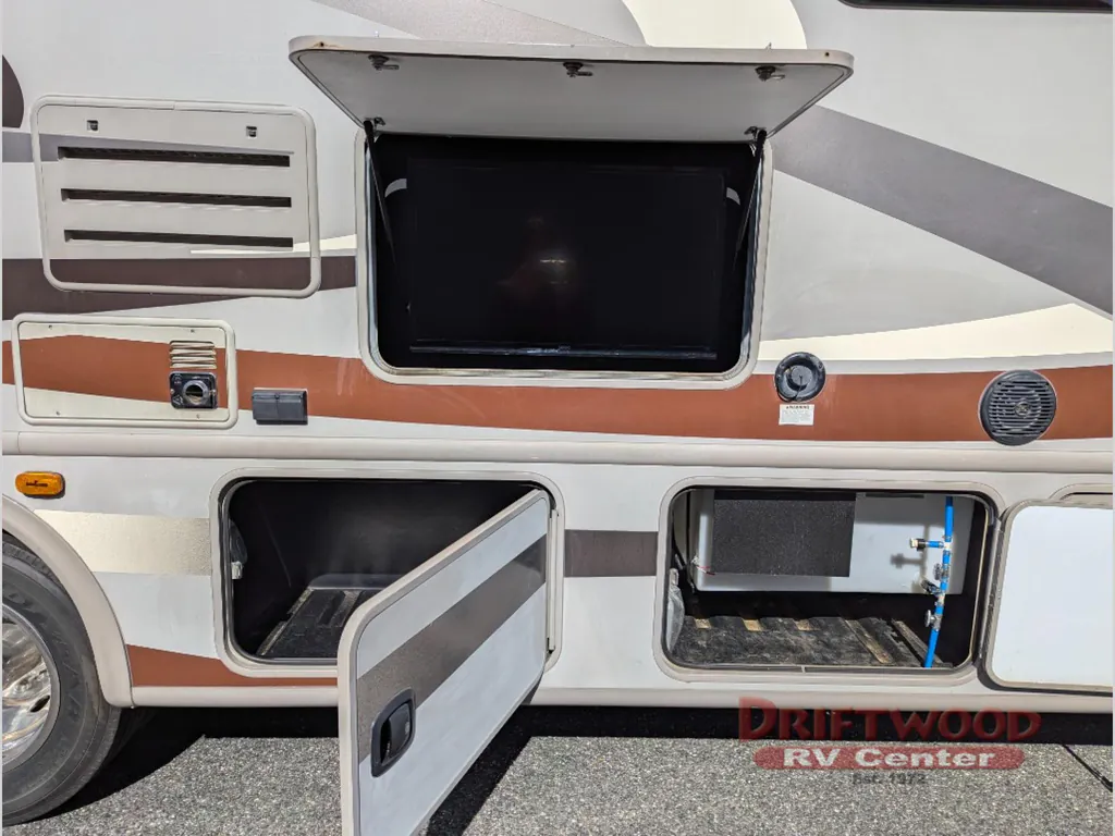 2016 Thor Motor Coach Hurricane 31S, Photos photo 13