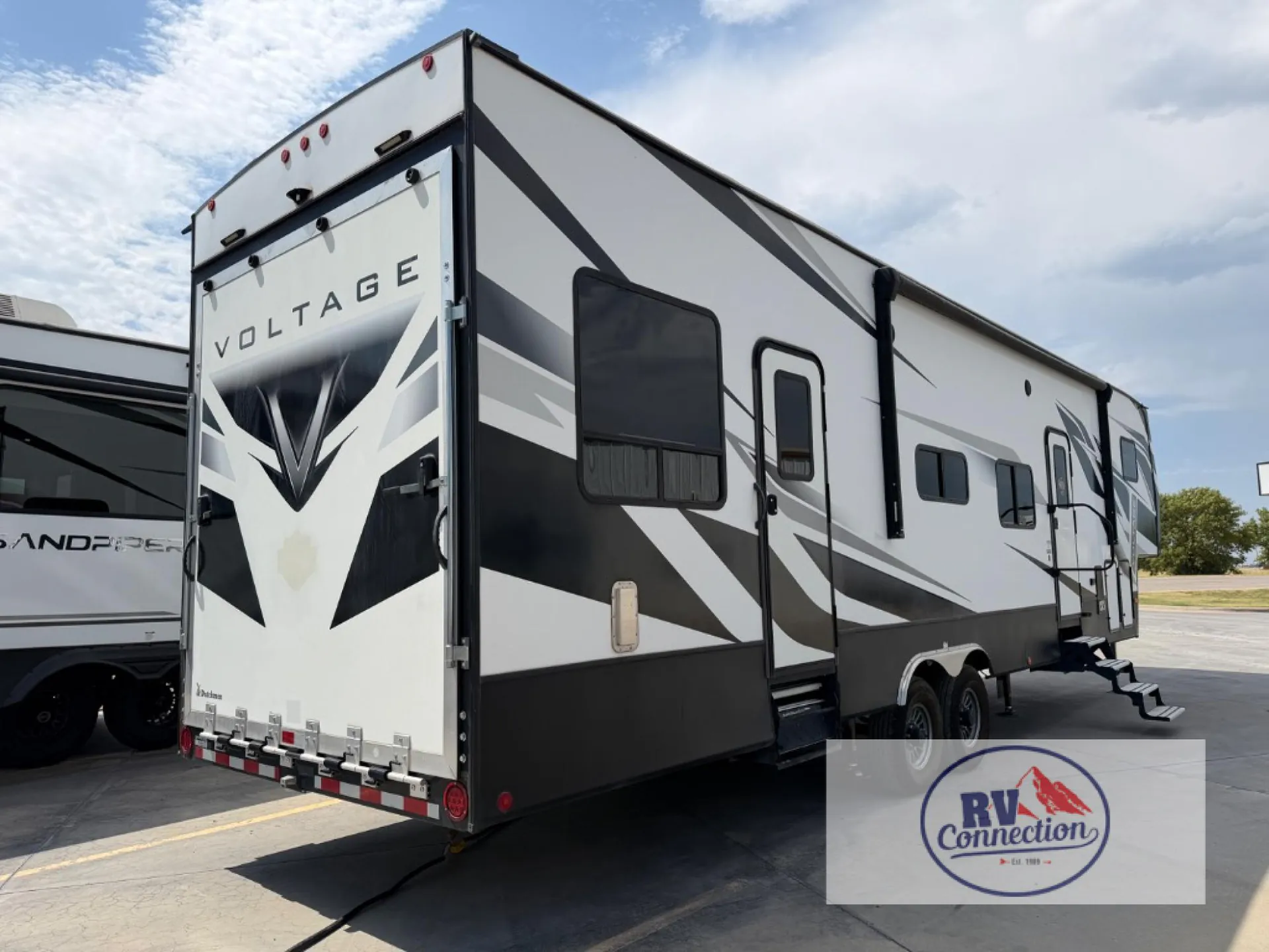 2021 Dutchmen Voltage Triton 3521 - Photo 3