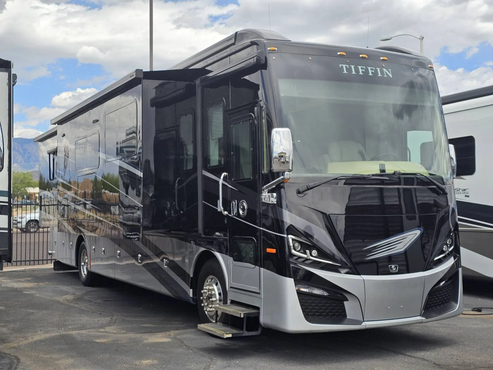 2021 Tiffin Phaeton 40 IH - Photo 2