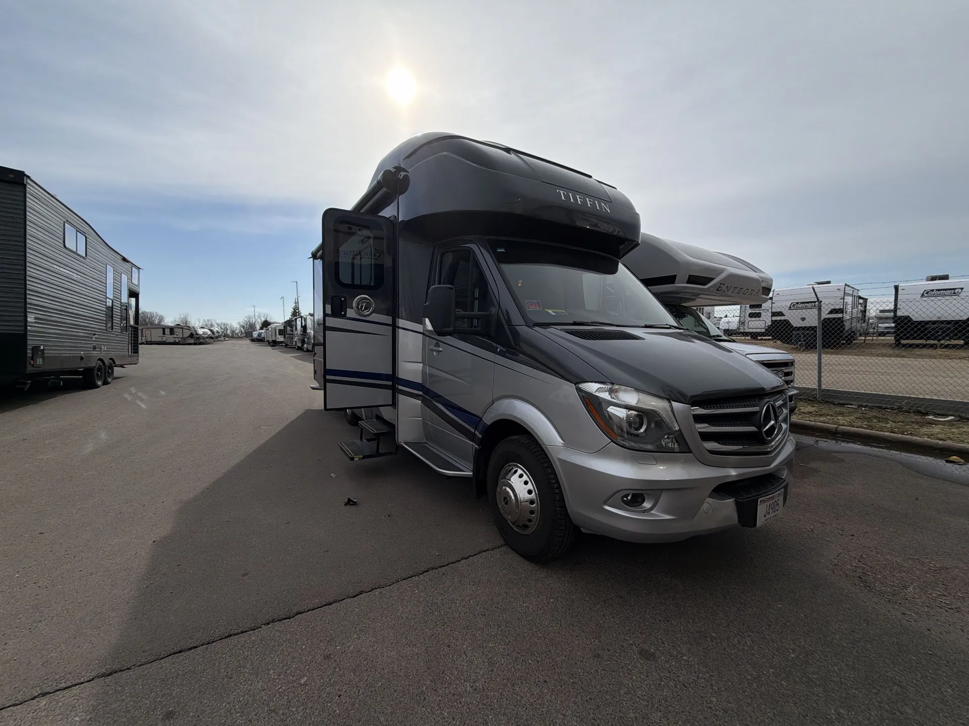 2019 Tiffin Wayfarer 24 FW dealer photo 1 from Camping World