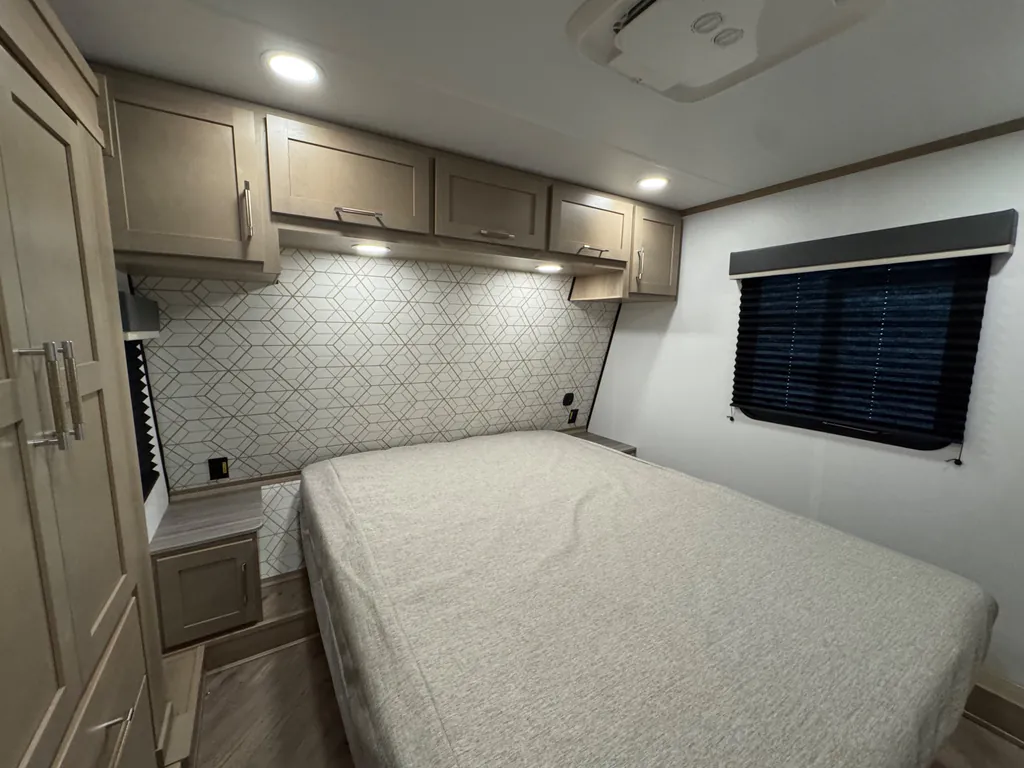 2026 Keystone Raptor 420, Photos photo 24