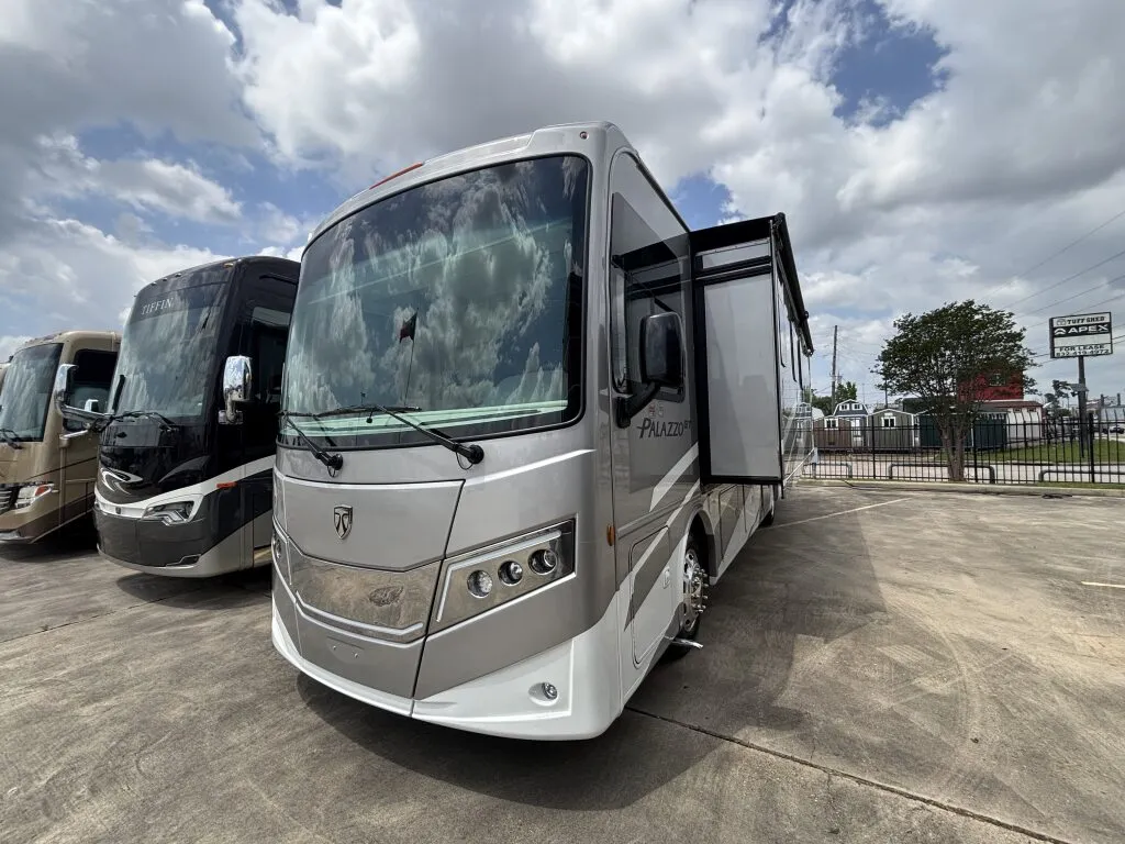 2026 Thor Motor Coach Palazzo GT 33.6 - Photo 2
