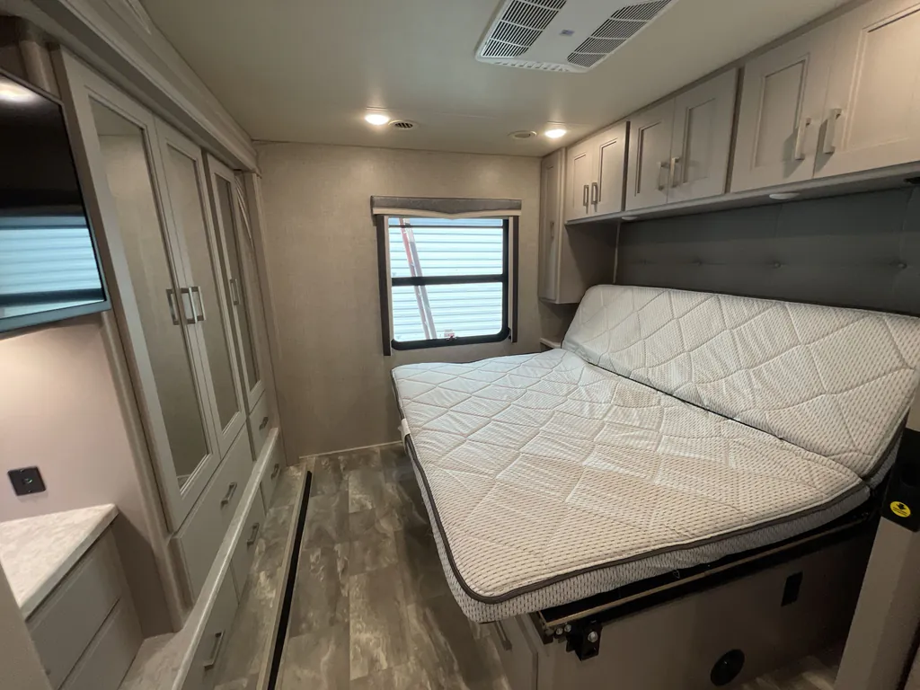 2023 Thor Motor Coach Challenger 35MQ, Photos photo 14