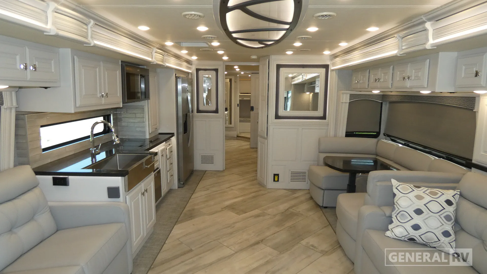 2022 Fleetwood Discovery LXE 44B - Photo 3