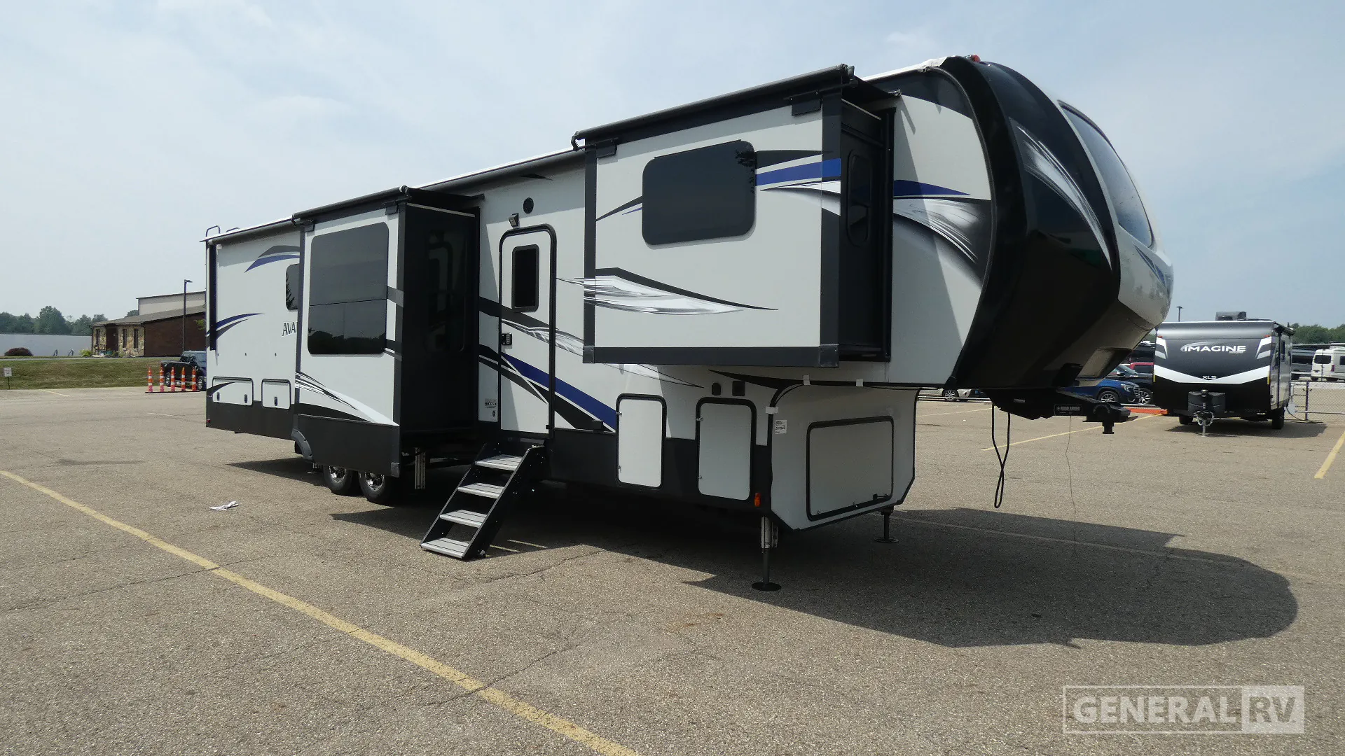 2019 Keystone Avalanche 382FL - Photo 2